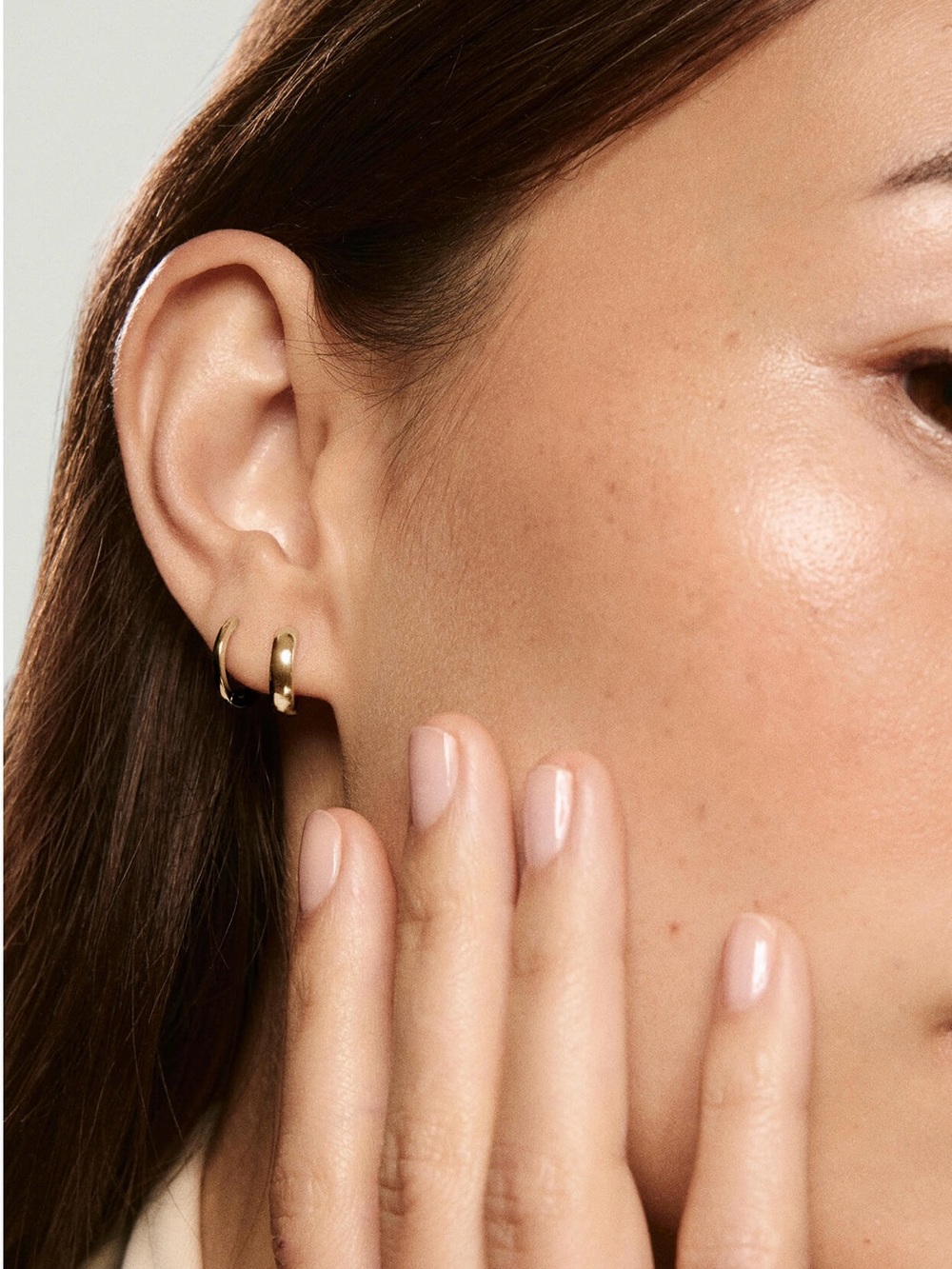 Mejuri Bold Huggie Hoops in 14k Yellow Gold